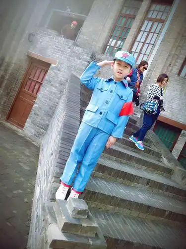 看看我们的小小八路军,敬礼.