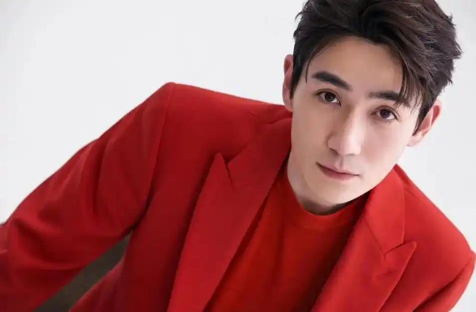 娱乐圈中那些拥有深情眼神的男演员 在娱乐圈中,有些男演员拥有一双