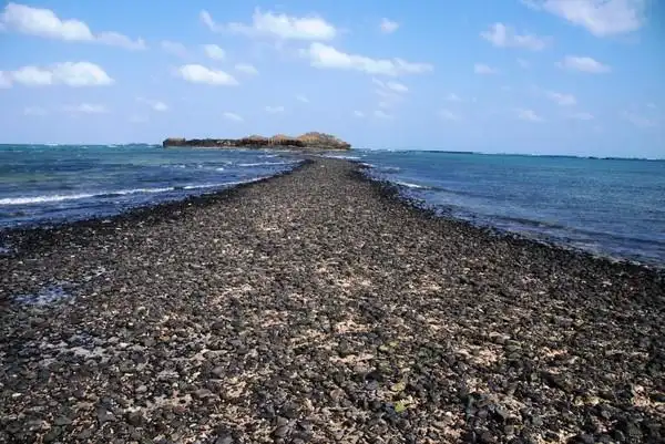 「摩西分海」美名 退潮后砾石步道连接奎壁山和赤屿