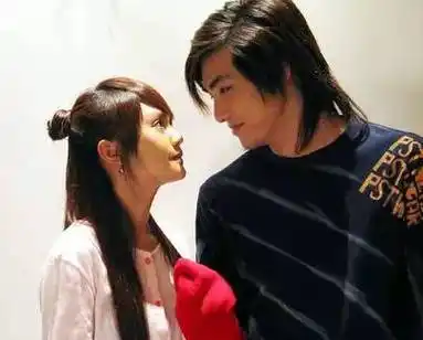 贺军翔还跟多位女星合作过,林依晨(《爱情合约》),许玮伦(《恶男宅急