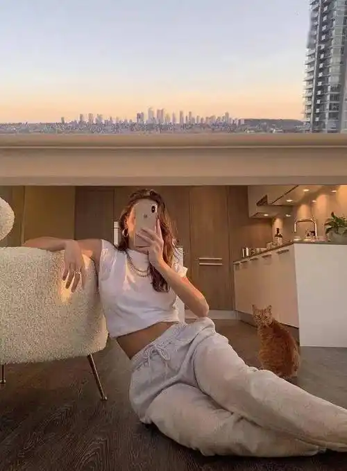 对着镜子摆拍姿势分享