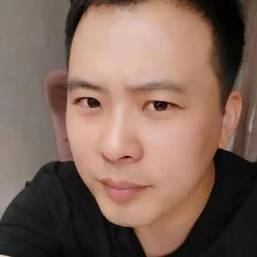 你好哇80后的老男人做着00后的梦开车到处跑跑到哪吃到哪写写歌追追剧