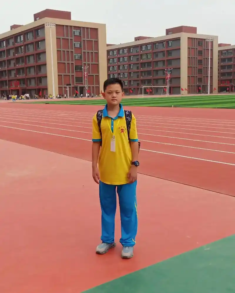 初中三年就这样悄无声息的过去了,我的男孩也褪去初一时稚嫩