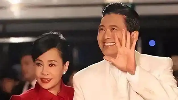 周润发藏不住了!63岁陈玉莲含泪公开孩子身份,未婚多年却养有3子