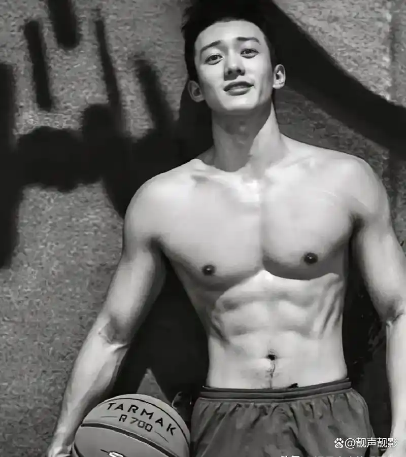 被大家称之为:肌肉男菩萨的侯雯元,霸气威武十足,荷尔蒙爆棚