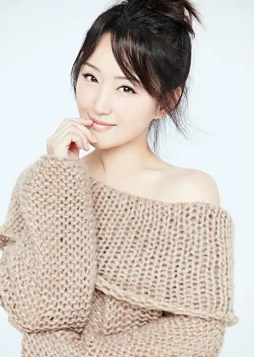 杨钰莹一组丸子头造型美照,四十几岁颜值仍可以碾压一众当红小花