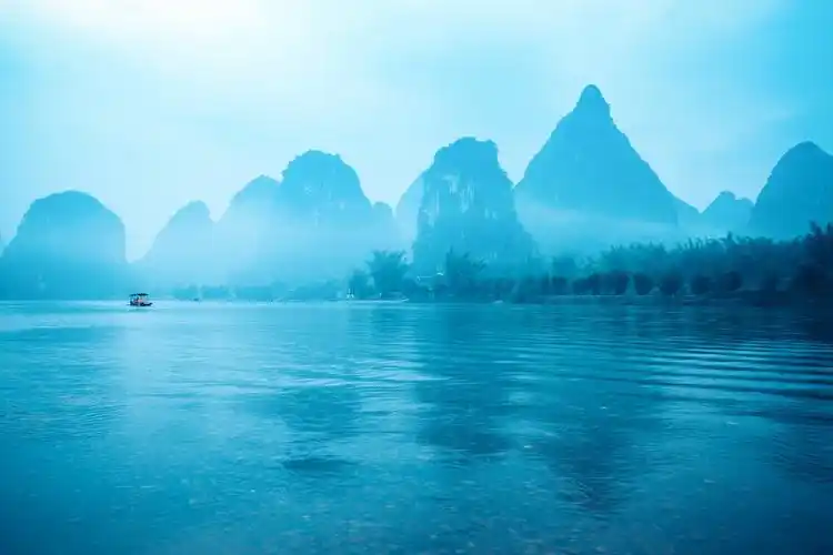 桂林市漓江景区位于广西壮族自治区,人称"百里漓江,百里画廊"