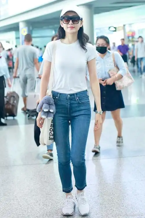 王鸥头戴白色棒球帽,身穿白色t恤上衣,配上深蓝牛仔裤看着真清爽