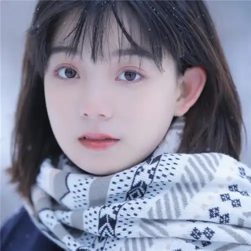 冬天雪中戴围巾短发清纯女生头像图片