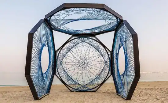 lootah 装置作品的灵感源于传统的渔网,它也出现在了迪拜设计周上双重