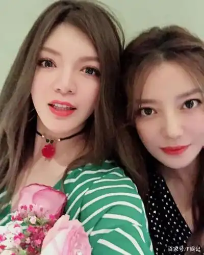 闺蜜也都有晒出与赵薇的合影庆祝她生日快乐,而赵薇也第一时间回复