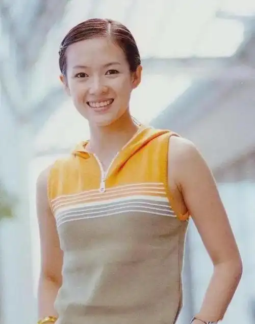 年轻时的章子怡那时才二十岁模样青涩稚嫩没有化妆都美如画