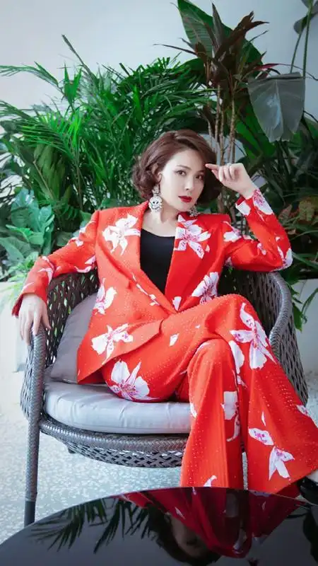 程莉莎被丈夫要求穿裙不能短过膝但打扮仍满满的女人味