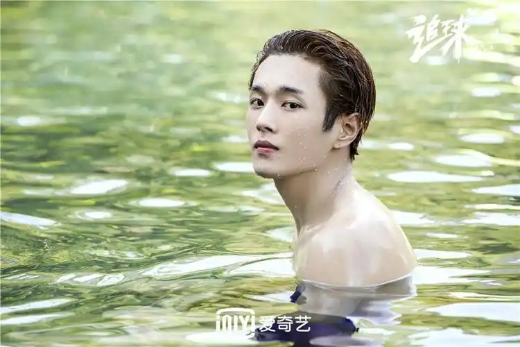 追球粉丝福利李汶翰朱元冰大秀腹肌李希侃上演暴风撒娇