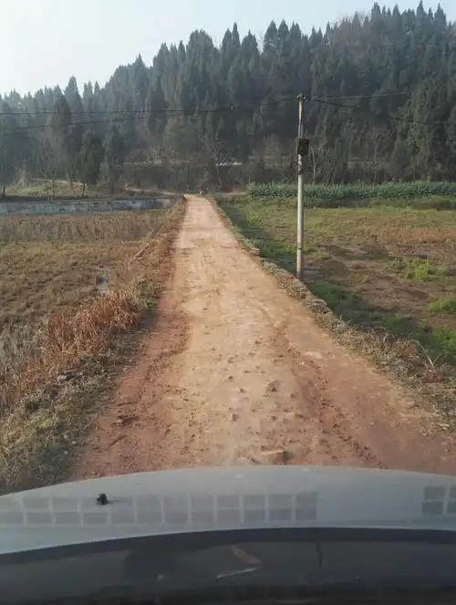 乡村泥巴路
