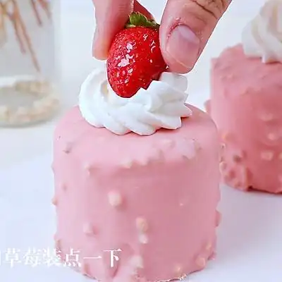 粉色的蛋糕体充满梦幻气息,入口酸甜清爽,多重口感交织在一起,超满