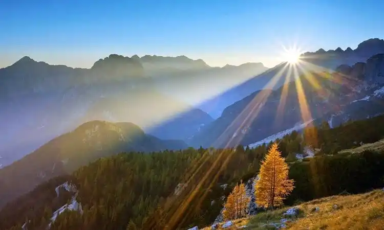 阳光照耀在山峰和大地上,看着非常的漂亮,你喜欢吗