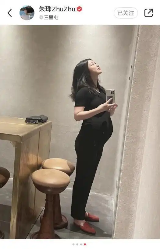 朱珠晒老公视角美照挺7月孕肚出门大街上躺老公怀里美到模糊