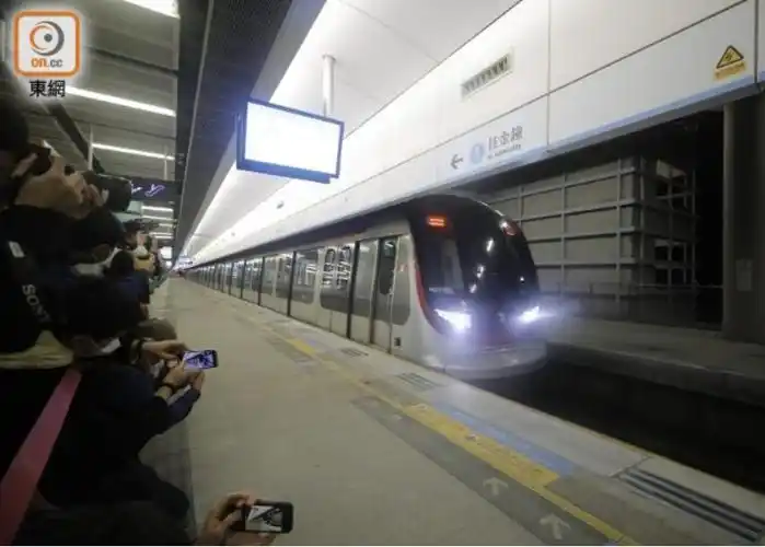 1月8日,港铁东铁线首班列车抵达落马洲站.(图片来源:香港东网)