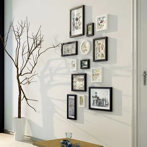 若是用单一尺寸和形状的照片及相框来装饰墙面是非常单调的,要巧妙地