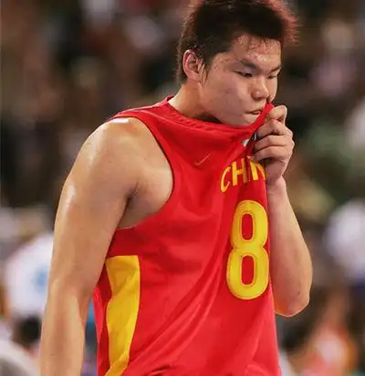 据胡美的微博"报料",离婚的原因是朱芳雨不止一次出轨.