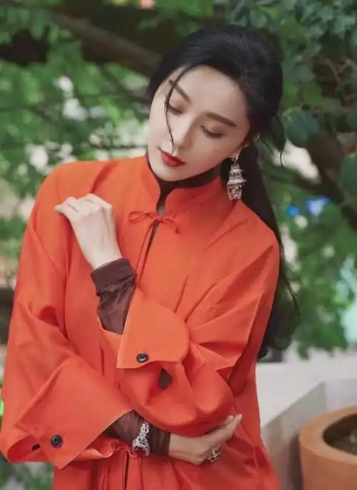 范冰冰穿中式套装出席活动妆容依然精致只是眼睛里少了些光彩