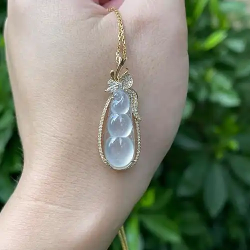 18k金镶嵌冰种翡翠雪花棉豆子吊坠挂件