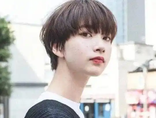 这款日系短发造型,侧边用发夹别起来,露出精致的五官,气质翻倍更迷人.