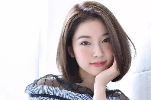 女生短发拉直发型图片 格外亮眼有气场的短发打造