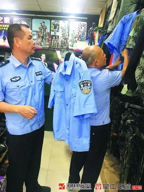 服装店卖警服店主被行政处罚