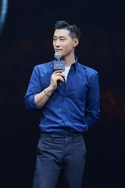 窦骁的身材真是太适合穿正装了棱角分明的脸蛋真挺英气的