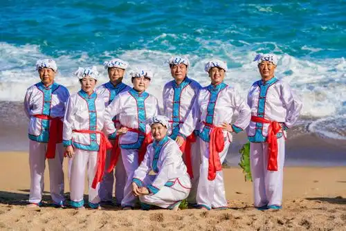 羊肚子手巾头上戴,腰上别着红腰带.