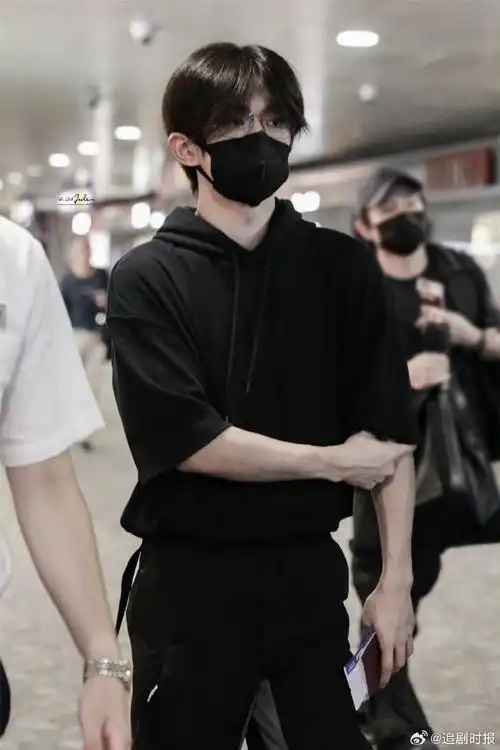 易烊千玺米兰时装周启程,一身黑色look,好酷的千玺,起落平安,时字周