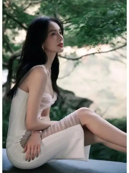 穿白色连衣裙秀出好身材,灵动优雅又温柔#明星  #每日穿搭  #金晨