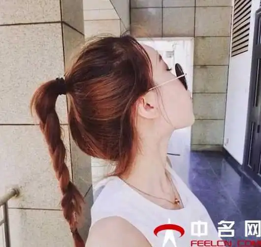 无刘海马尾额前碎发发型 今年就流行无刘海马尾 碎发