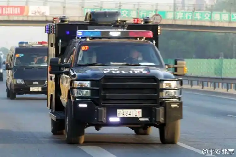 北京公安反恐防暴拉练特警车辆上街组图