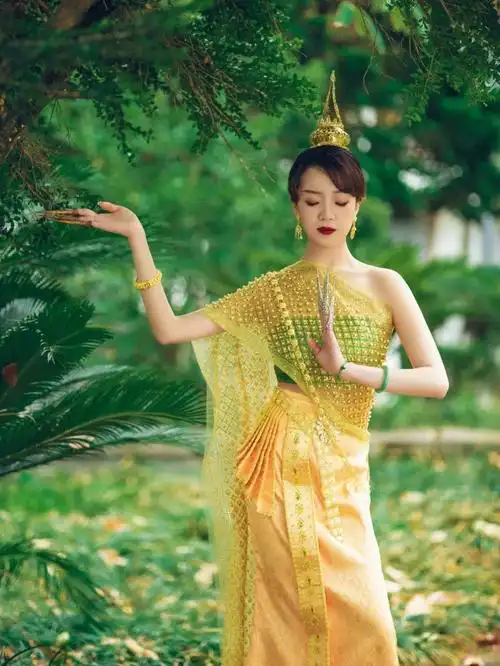 傣族女孩跳着月光下的凤尾竹大理傣族写真