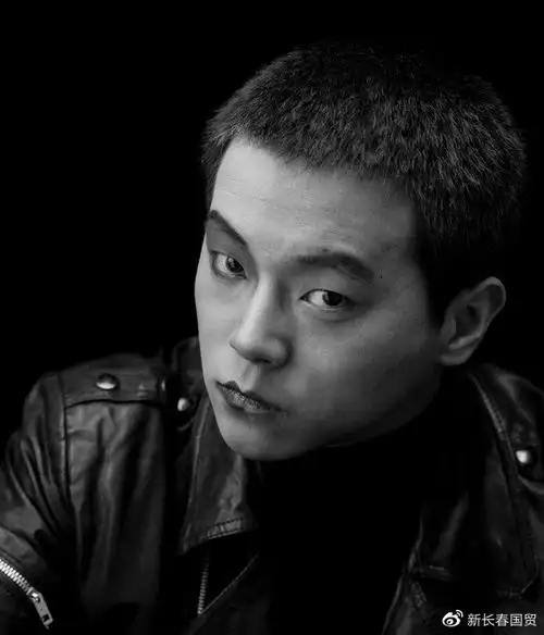 窦唯30年前写真旧照曝光,半脸妆出镜又酷又帅|窦唯_新浪新闻