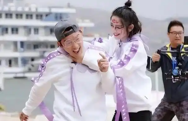 大火,网友期盼张若昀上跑男宣传,顺便为唐艺昕报仇|郑恺|李沁|奔跑吧