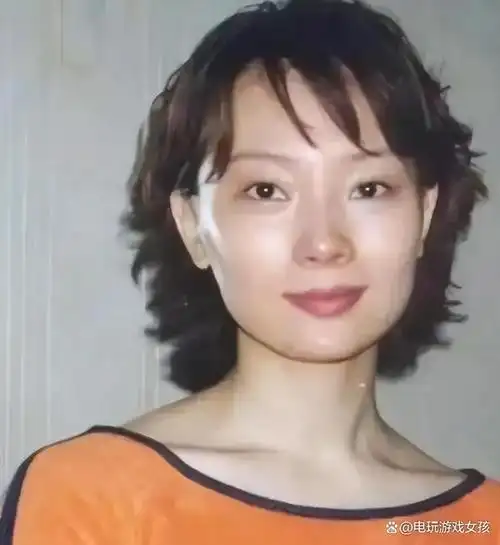 事实上,陈数小时候并不算漂亮.