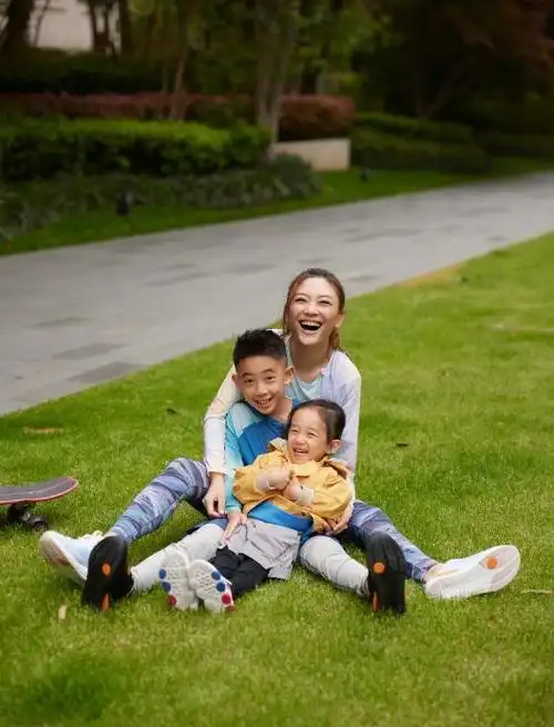 应采儿带娃逛街,hoho自己挑衣服未混淆性别,长发没影响当酷男孩