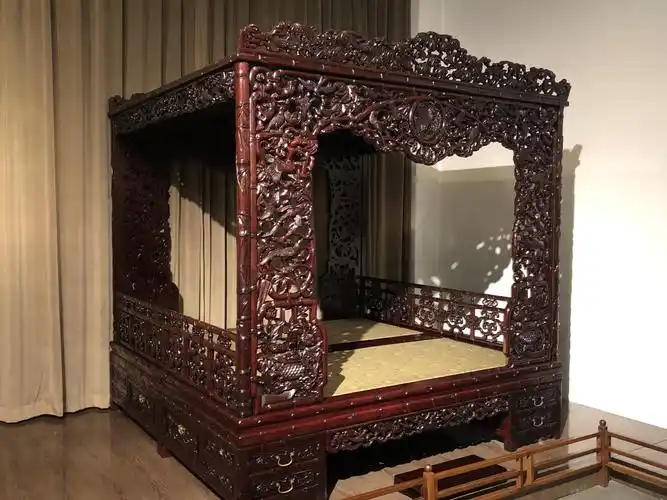 紫檀木雕刻的厢床