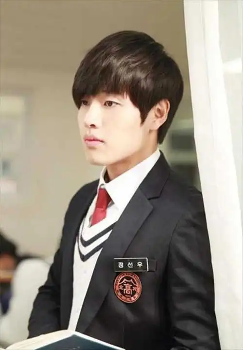 方形脸的男生适合什么样的发型?