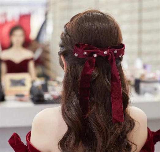 新娘子敬酒发型推荐,红色蝴蝶结头饰 公主半编发,温柔典雅.