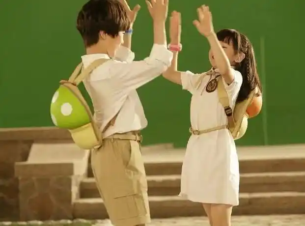 10岁的天天和森碟大变样,天天越长越不像张亮,森碟的脸却肿了!