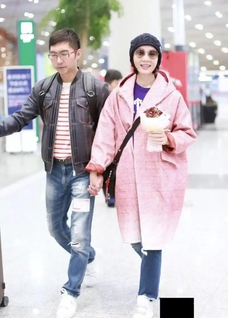 43岁陈数在老公面前太"娇俏"