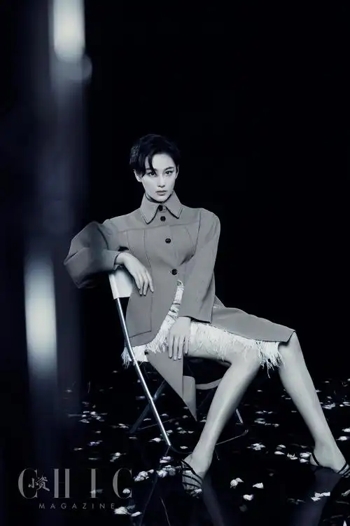 张馨予封面大片宛若精灵 水中倒影尽显别样优雅