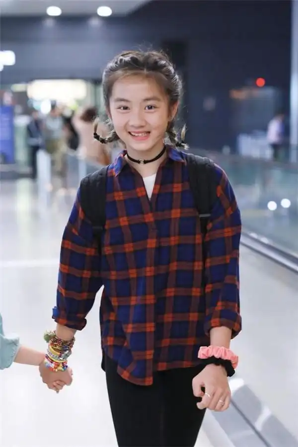 当镜头拉近后,大家注意到多多的发色,她终于又染回黑发了,还绑了俩