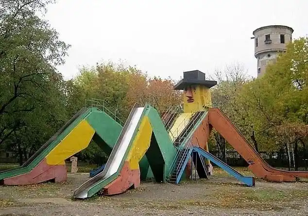 全球最惊悚游乐场画风十分诡异