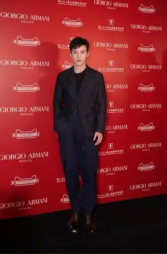 王冠逸深蓝西装沉稳雅致 迷人微笑绅士优雅